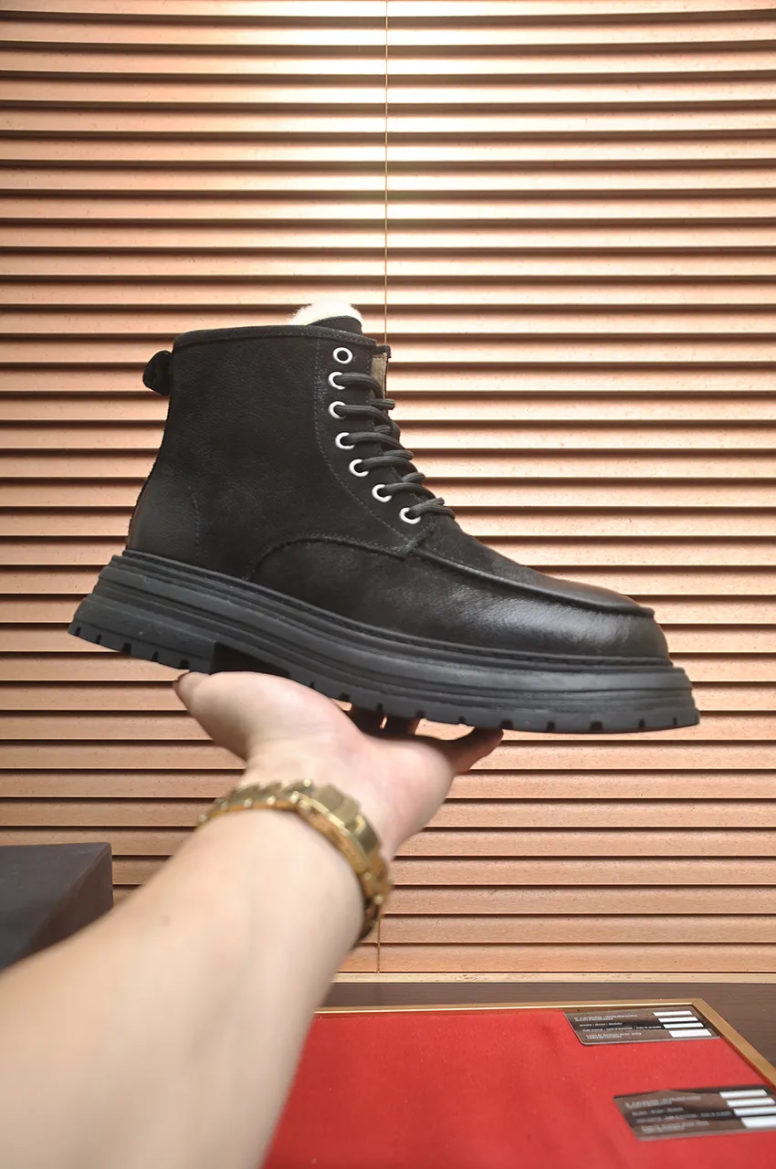 Men's shoes 💰680💶【UGG】(full genuine wool lining) Please pay attention to the quality of the original order and compare the thickness of the wool 🏮🏮Hot style Martin boots from Australia's warm luxury brand men's shoes, official website synchronization, Beckham men's style..., made of imported top-layer waxed cowhide, waxed toe box, Australian real wool velvet lining Carefully sewn...Imported rubber Martin boots outsole (comfortable, soft and wear-resistant). I really like the quality...Exquisite workmanship, you can't put it down once you see it. Code number 39-44